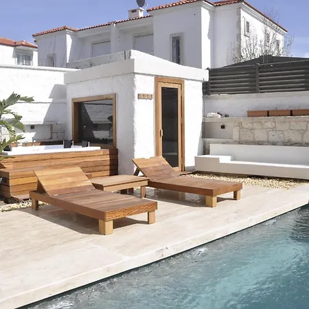 Alacati'da Saunali Jakuzili Cesme