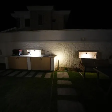 Alaçatı'da Saunalı Jakuzili Villa Çeşme