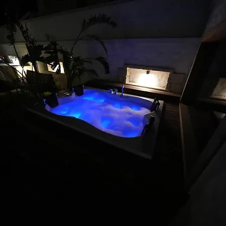 Alacati'da Saunali Jakuzili Willa