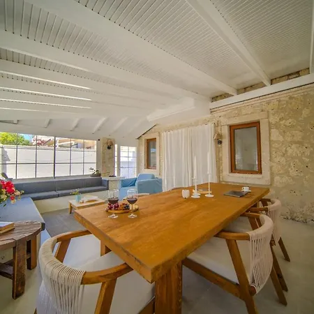Alaçatı'da Saunalı Jakuzili Villa