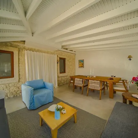 Alaçatı'da Saunalı Jakuzili Villa Çeşme