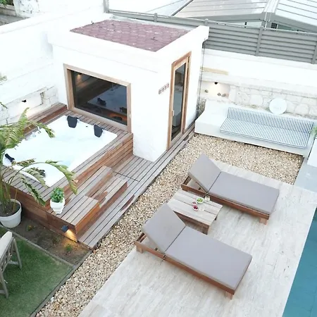 Alaçatı'da Saunalı Jakuzili Villa Çeşme
