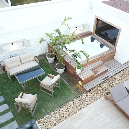Alaçatı'da Saunalı Jakuzili Villa