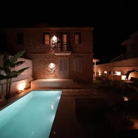 Alacati'da Saunali Jakuzili Willa