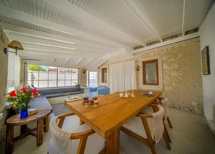 Alacati'da Saunali Jakuzili Villa