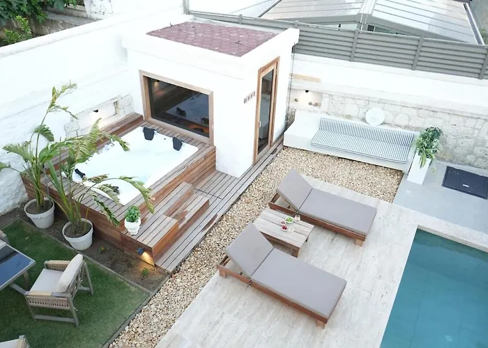 Alacati'da Saunali Jakuzili Villa Cesme