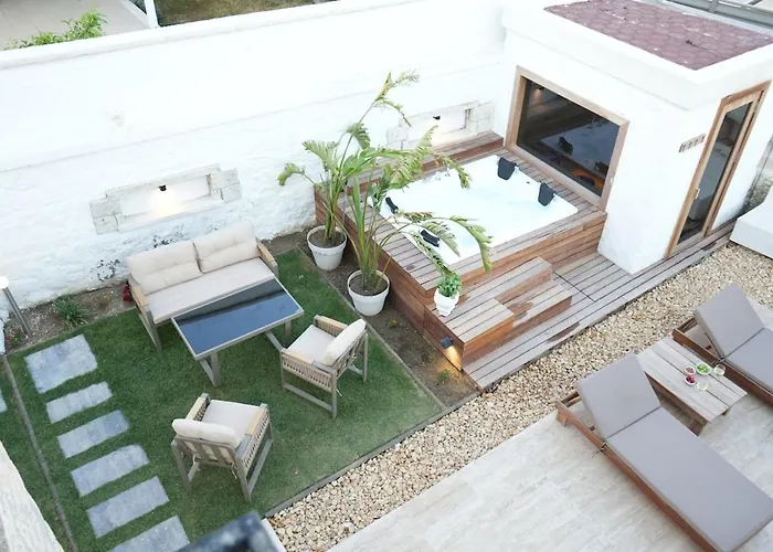 Alacati'da Saunali Jakuzili Villa