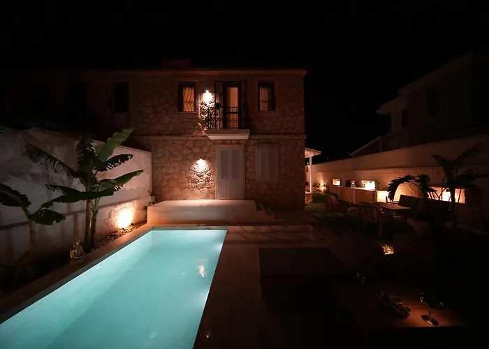 Alacati'da Saunali Jakuzili Villa