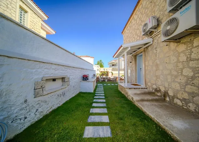 Alacati'da Saunali Jakuzili Villa *